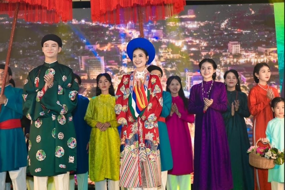 Hoa hậu Thanh Hà trình diễn áo dài trên quê hương Bến Tre