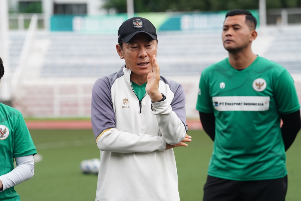 HLV Shin Tae Yong trong buổi tập của ĐT Indonesia. (Ảnh: PSSI)
