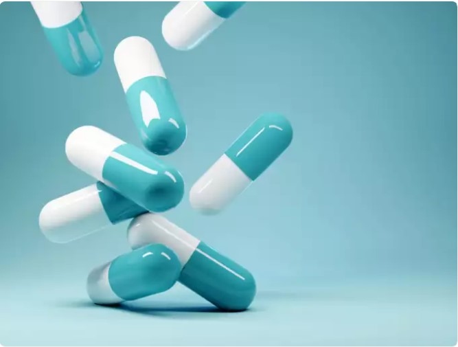Độc tính của vitamin tan trong chất béo: Các vitamin tan trong chất béo như vitamin A, D, E và K có thể tích tụ trong cơ thể và dẫn đến ngộ độc khi sử dụng quá mức. Ví dụ, ngộ độc vitamin A sẽ dẫn đến các triệu chứng như chóng mặt, buồn nôn, thay đổi da và trong trường hợp nghiêm trọng có thể gây đau xương và làm hỏng các cơ quan như gan.