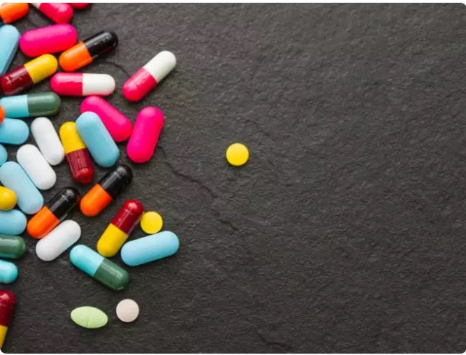Vấn đề về tiêu hóa: Việc cơ thể nạp quá nhiều vitamin tổng hợp dẫn đến các vấn đề về tiêu hóa. Liều cao của một số vitamin và khoáng chất, đặc biệt là sắt và kẽm, có thể gây khó chịu ở đường tiêu hóa như buồn nôn, tiêu chảy và co thắt dạ dày.