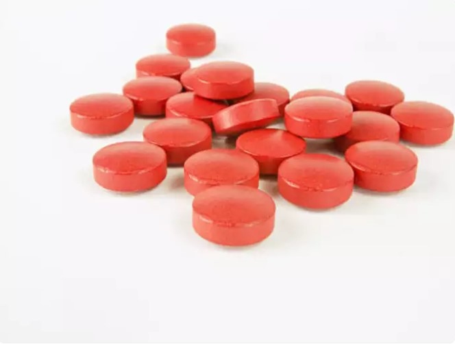 Sỏi thận: Bổ sung quá nhiều vitamin như vitamin C hoặc D sẽ làm tăng nguy cơ sỏi thận. Những cặn khoáng gây đau đớn này trong thận được hình thành do sự tích tụ canxi hoặc các khoáng chất khác.