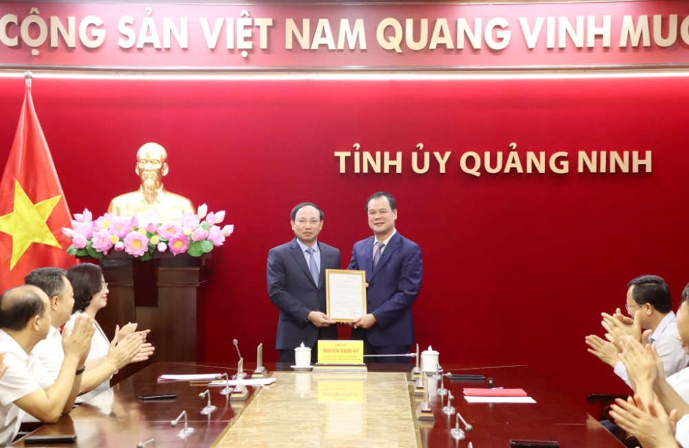 Tân Trưởng Ban Nội chính Tỉnh uỷ Quảng Ninh Điệp Văn Chiến (phải) nhận quyết định từ Bí thư Tỉnh uỷ Quảng Ninh.