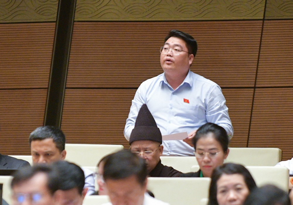 Đại biểu Tao Văn Giót (Đoàn ĐBQH tỉnh Lai Châu) chất vất về giải pháp xử lý việc quảng cáo các thực phẩm bảo vệ sức khỏe chưa được thẩm định