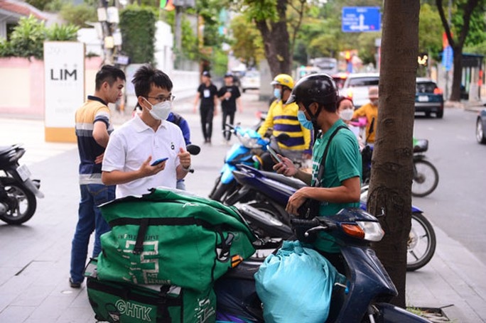 Người tiêu dùng lại là bên yếu thế trong mối quan hệ với chủ thể kinh doanh khi mua bán hàng qua mạng.
