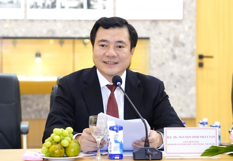 Thứ trưởng Bộ Công Thương Nguyễn Sinh Nhật Tân"Bảo vệ quyền lợi người tiêu dùng dễ bị tổn thương" là quy định rất mới.