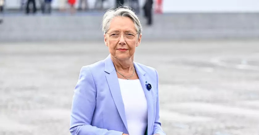 Thủ tướng Pháp Elisabeth Borne đã yêu cầu tất cả các thành viên chính phủ phải gỡ bỏ các phần mềm nhắn tin thông dụng. Ảnh: L'Opinion
