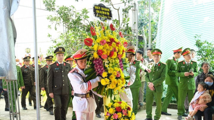 Lãnh đạo Công an tỉnh Hà Tĩnh tại lễ viếng đồng chí Đại úy Trần Trung Hiếu (Ảnh: Công an Hà Tĩnh)
