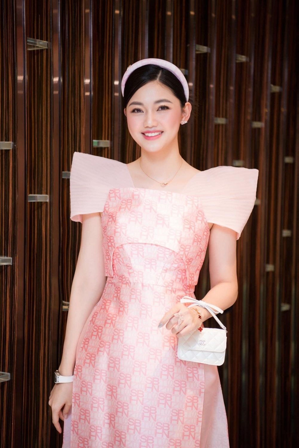 Ngô Thanh Thanh Tú sinh con trai đầu lòng vào khoảng giữa tháng 6/2019. Đến tháng 10/2021, cô sinh con trai thứ hai cho chồng doanh nhân Nguyễn Thành Phương.
