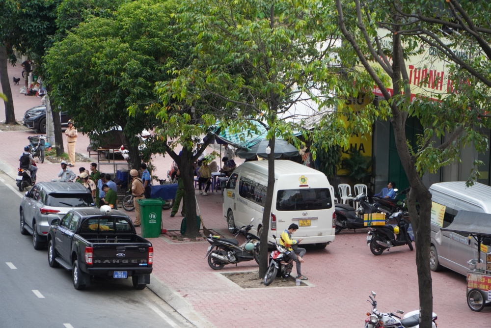 Lực lượng chức năng kiểm tra trụ sở chi nhánh của Công ty Thành Bưởi trên đường Điện Biên Phủ (ảnh G.M)