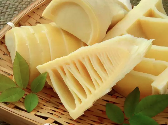 Măng tốt cho tim: Măng tre chứa phytosterol và chất dinh dưỡng thực vật giúp làm sạch các động mạch bị tắc và hòa tan cholesterol xấu hoặc LDL. Do đó, cách tốt nhất là bạn nên ăn măng luộc hoặc lên men và người bệnh tim nên ăn măng hai lần một tuần.