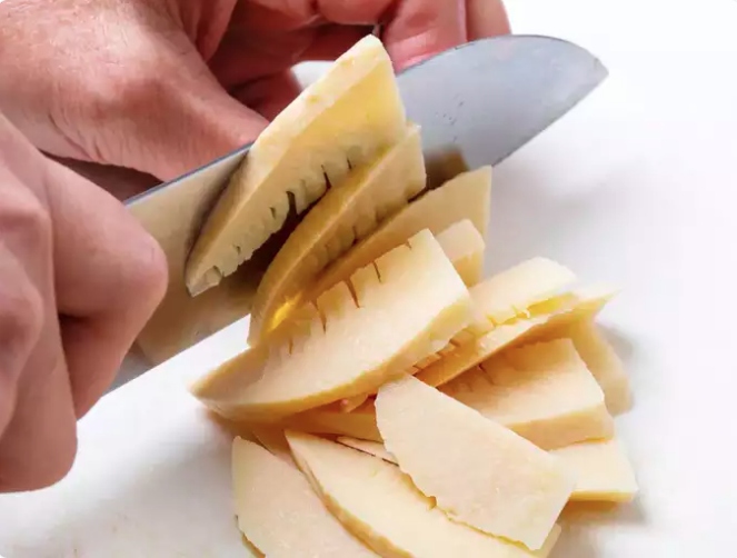 Hữu ích trong việc giảm cân: Trong măng có lượng calo thấp và được coi là thân thiện với việc giảm cân. Trong 1 chén măng chứa khoảng 13 calo và nửa gam chất béo. Chúng cũng có nhiều chất xơ, giúp tiêu hóa và giúp bạn no lâu hơn.