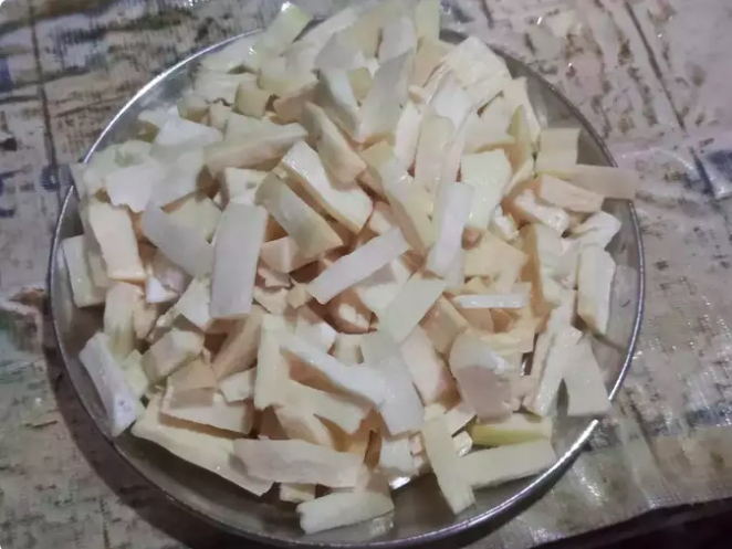 Chống nọc độc: Nước ép măng có tác dụng chống ngộ độc do rắn, bọ cạp và các loại sinh vật có nọc độc khác. Khi uống nước ép măng tươi và bôi lên vết thương sẽ giúp loại bỏ chất độc. Tuy nhiên, khi thực hiện biện pháp này luôn có sự giám sát y tế trong trường hợp bị rắn cắn.