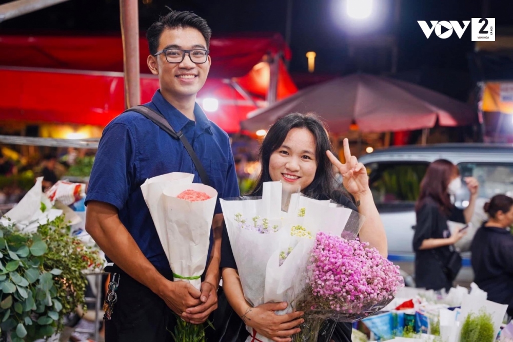 Đề có sách, anh Quân, chị Ngọc (trong ảnh) và các thành viên của dự án cùng nhau học cách làm hoa, mua hoa, phụ kiện, gói gém và trực tiếp đi giao cho khách hàng