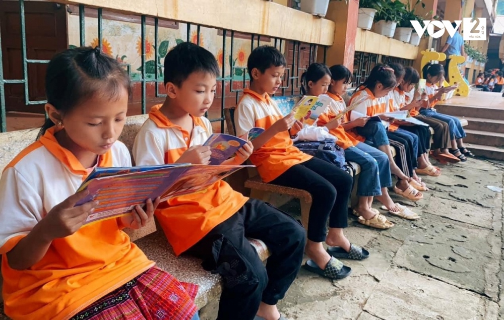 Không chỉ là hành trang, với nhiều em nhỏ ở nơi vùng cao, sách còn là "món ăn tinh thần" trong những phút giải lao