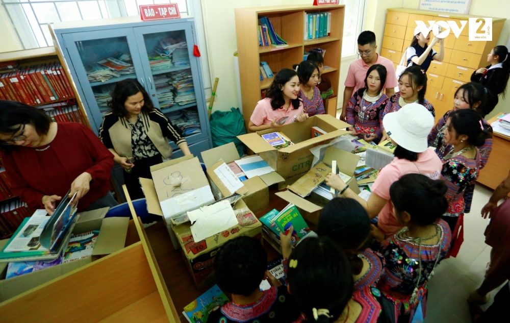 Được chung tay mang sách đến cho thầy trò vùng cao, các thành viên dự án ai nấy đều thấy hạnh phúc