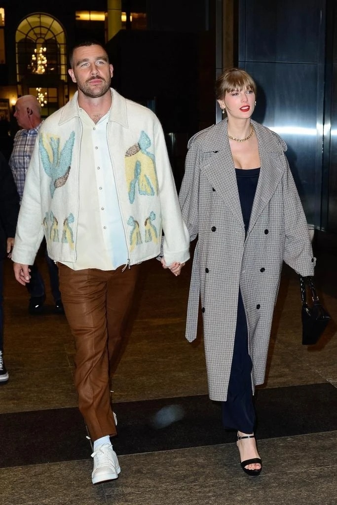 Taylor Swift và Travis Kelce vừa có một cuộc gặp thân mật với bố nữ ca sĩ tại nhà hàng sang trọng của Four Seasons.
