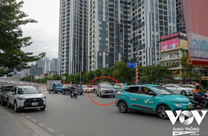Ô tô đi từ Vành đai 2 trên cao xuống với tốc độ cao nhưng phanh gấp, xi nhan phải, lấn làn, ép các phương tiện đang đi thẳng theo hướng lên cầu Vĩnh Tuy để rẽ phải vào cổng chính khu đô thị Times City