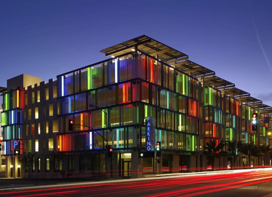 Nhà để xe công dân Santa Monica (Santa Monica, California): Nhà để xe này có sức chứa tới 900 chiếc ô tô. Với phong cách thiết kế độc đáo với những khối vuông đầy màu sắc xếp chồng lên nhau, nhà để xe này trở thành một trong những công trình kiến trúc nổi tiếng nhất thành phố Santa Monica.