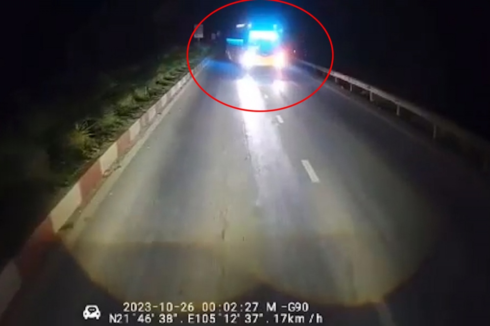 Tài xế điều khiển ô tô đi ngược chiều bị camera của người dân ghi lại