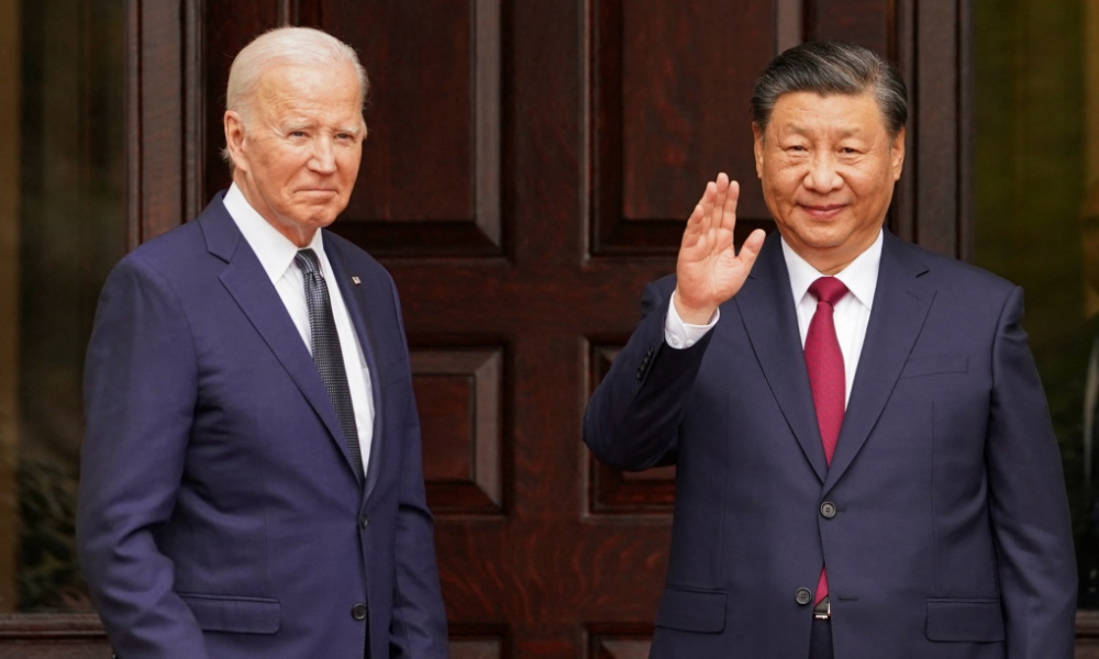 Tổng thống Biden (trái) và Chủ tịch Tập Cận Bình tại nhà vườn Filoli hôm 15/11. Ảnh: Reuters