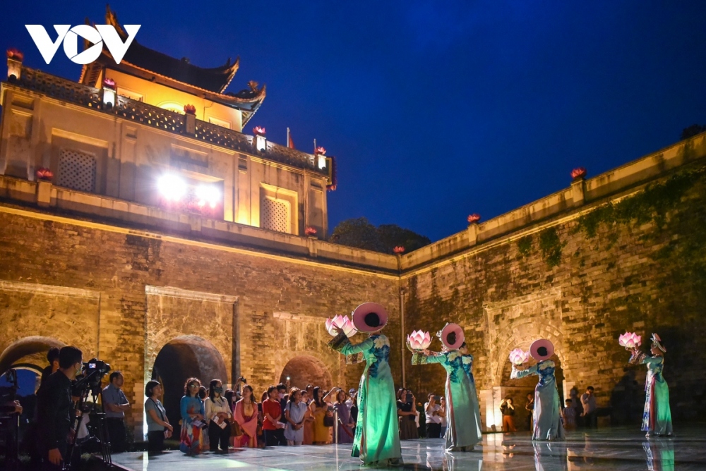 The night tour of Thang Long Imperial Citadel - a UNESCO World Heritage site - attracts foreign tourists