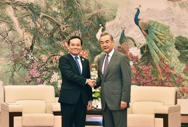 Phó Thủ tướng Trần Lưu Quang hội kiến ông Vương Nghị, Ủy viên Bộ Chính trị, Chủ nhiệm Văn phòng Ủy ban công tác Đối ngoại Trung ương, Bộ trưởng Bộ Ngoại giao Trung Quốc tại tỉnh Vân Nam, ngày 18/8/2023 - Ảnh: VGP/Hải Minh