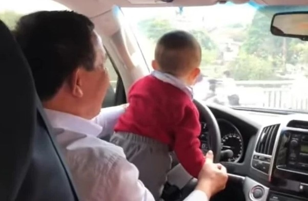 Việc cho trẻ em ngồi ghế trước ô tô, lại đùa nghịch là điều rất nguy hiểm