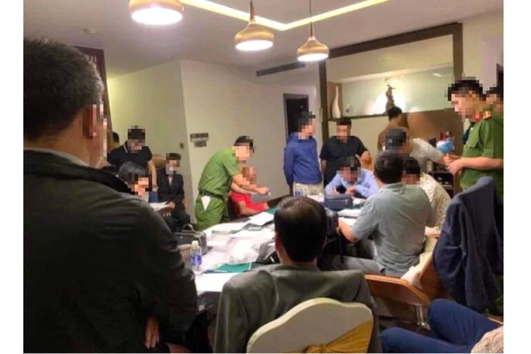 Các "con bạc" bị cơ quan công an phát hiện, bắt quả tang.