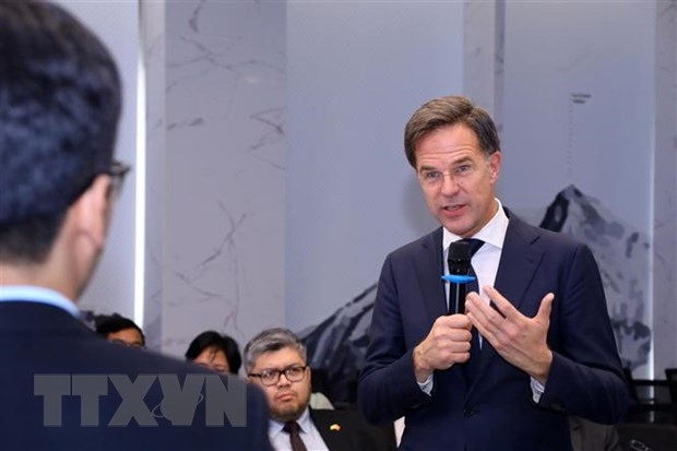Thủ tướng Hà Lan Mark Rutte trao đổi tại Hội thảo bàn tròn về “Luật pháp quốc tế và Trật tự trên biển”. (Ảnh: Văn Điệp/TTXVN)