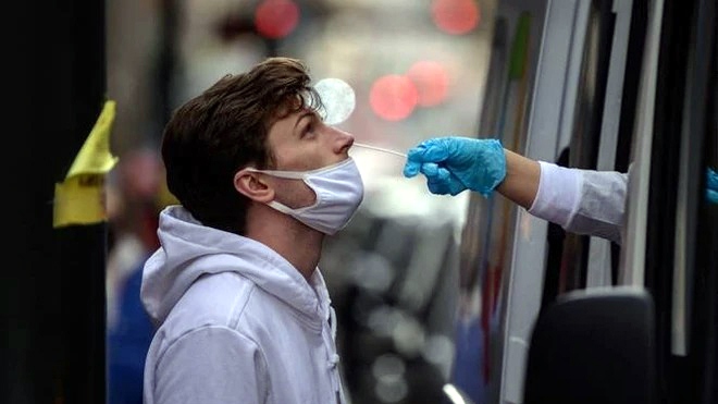Nhân viên y tế Mỹ lấy mẫu xét nghiệm Covid-19 cho người dân ở New York - Ảnh: AFP/TTXVN
