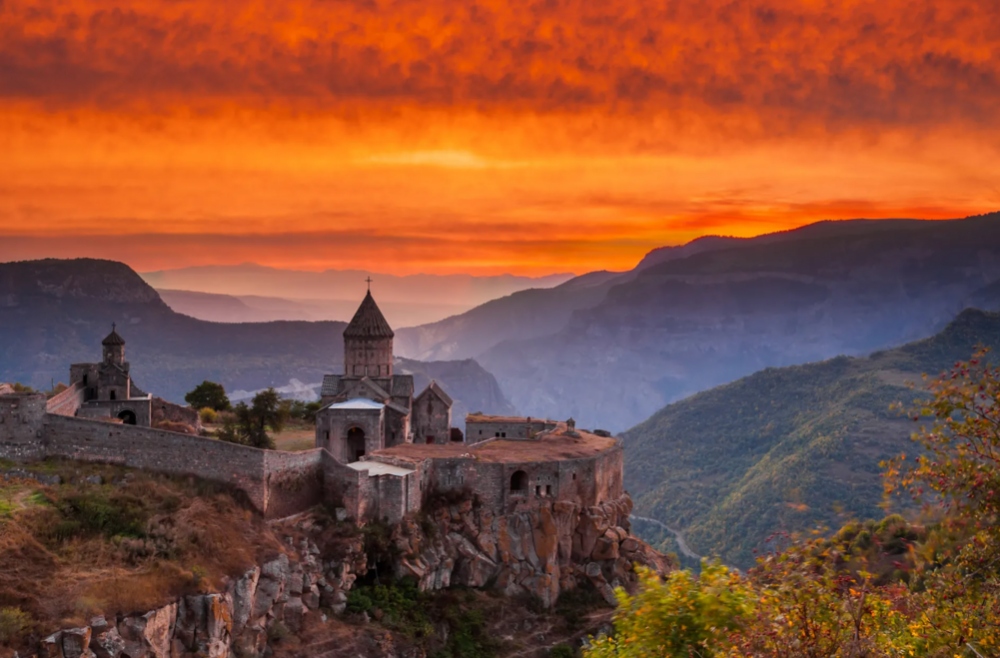 Tu viện Tatev, Armenia: Tọa lạc tại tỉnh Syunik của Armenia, tu viện Tatev được xây dựng từ thế IX, nằm trên cao nguyên phía trên hẻm núi Vorotan. Tu viện, từng là trường đại học vào thế kỷ XIV và XV, bao gồm ba nhà thờ: nhà thờ Thánh Phaolô và Phêrô, nhà thờ Thánh Gregory the Illuminator và nhà thờ Thánh Mẫu Thiên Chúa. Tu viện nổi tiếng với cáp treo chạy thẳng dài nhất thế giới có tên Wings of Tatev, giúp du khách có thể ngắm nhìn cảnh quan của vùng cao nguyên xinh đẹp.