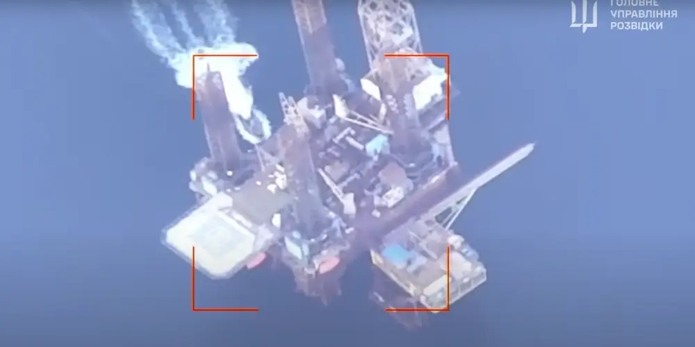 Ảnh chụp màn hình từ video về một trong các cuộc tấn công của Ukraine nhằm vào dàn khoan dầu của Nga. Ảnh: Ukraine HUR