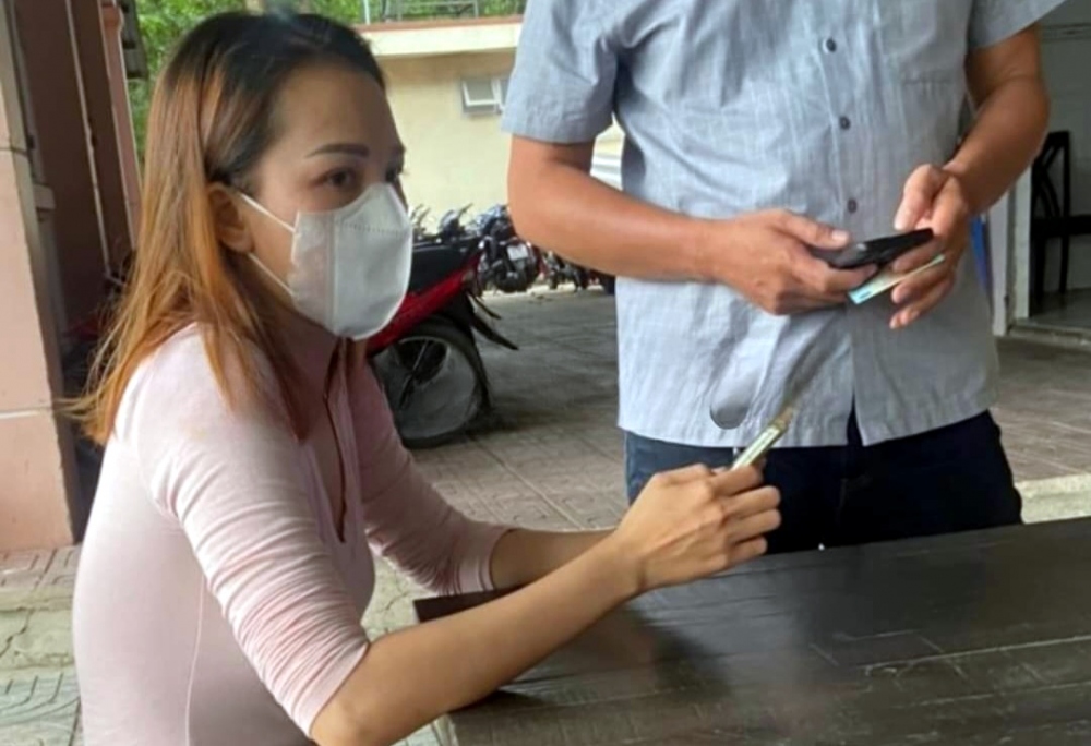 Đối tượng Nguyễn Thị Thắm đang làm việc với công an - Ảnh: CACC