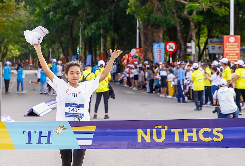Nhà vô địch Mạc Thị Trang cự ly 1.5 km nữ THCS - cô bé đam mê chạy bộ