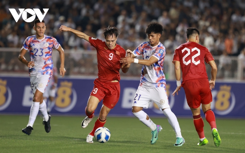 Vietnamese players get an advantage with a 2-0 win over the Philippines in an away match on November 16