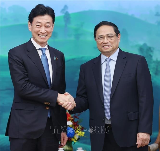 Thủ tướng Phạm Minh Chính tiếp ông Nishimura Yasutoshi, Bộ trưởng Bộ Kinh tế, Thương mại và Công nghiệp Nhật Bản. (Ảnh: TTXVN)
