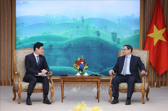 Thủ tướng Phạm Minh Chính tiếp ông Nishimura Yasutoshi, Bộ trưởng Bộ Kinh tế, Thương mại và Công nghiệp Nhật Bản. (Ảnh: TTXVN)