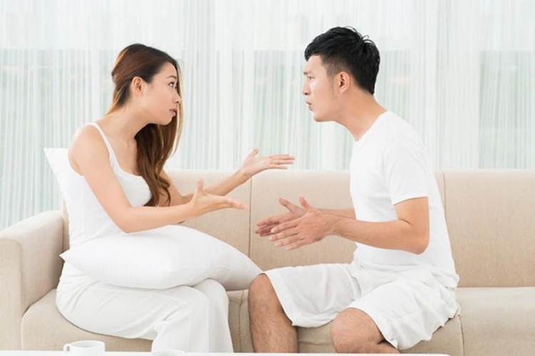 Sau khi đi xem bói, hai vợ chồng liên tục cãi vã (Ảnh minh họa)