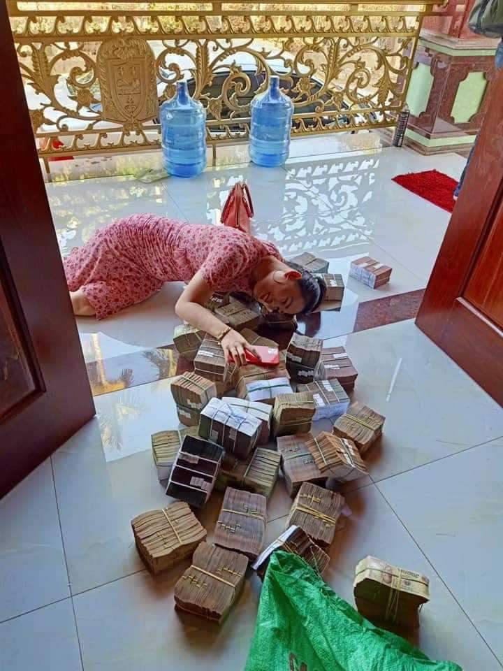Những hình ảnh khoe tiền trên mạng của vợ chồng Âu, Vinh nhằm lấy lòng tin khách hàng