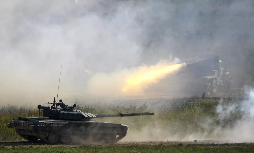 Xe tăng T-80BVM và hệ thống phóng rocket đa nòng BM-21 Grad của Nga. Ảnh: Sputnik