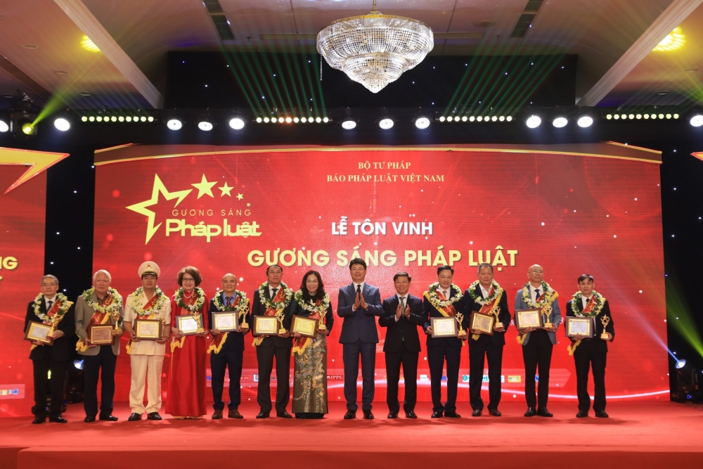Thứ trưởng Bộ Tư pháp Nguyễn Thanh Tịnh và Phó Trưởng ban Tuyên giáo Trung ương Trần Thanh Lâm trao Cúp, Giấy chứng nhận, hoa, ruy băng cho các Gương sáng Pháp luật.