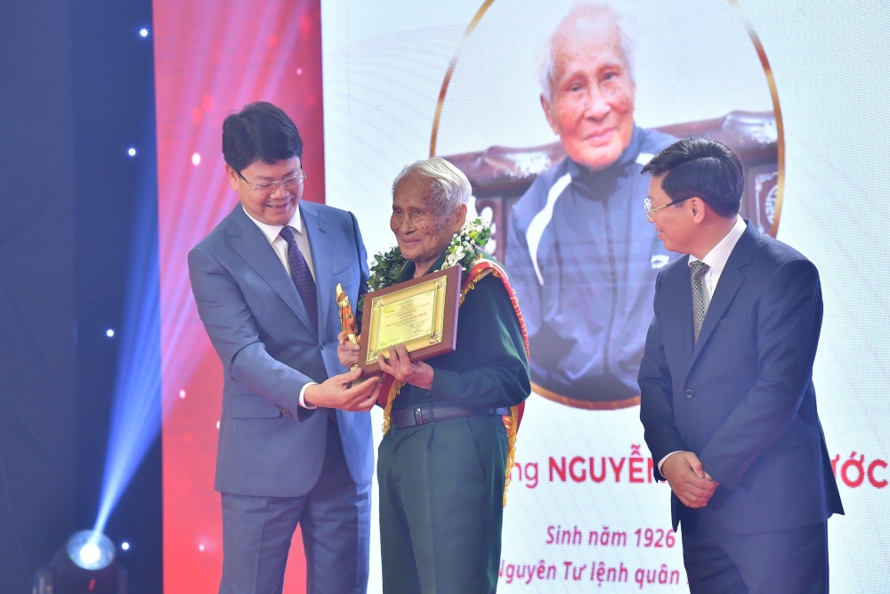 Gương sáng Pháp luật Trung tướng Nguyễn Quốc Thước (sinh năm 1926, nguyên Tư lệnh quân khu 4).
