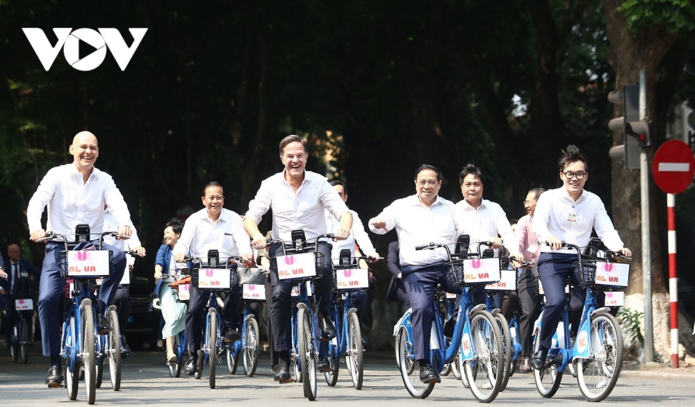 Thủ tướng Hà Lan Mark Rutte tỏ ra rất thích thú với trải nghiệm đạp xe trên những cung đường rợp bóng cây ở Hà Nội.