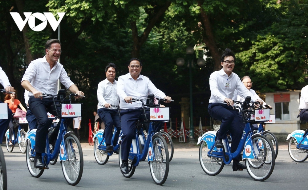 Thủ tướng Phạm Minh Chính và Thủ tướng Hà Lan Mark Rutte trải nghiệm không khí nắng cuối thu của Hà Nội trên xe đạp.