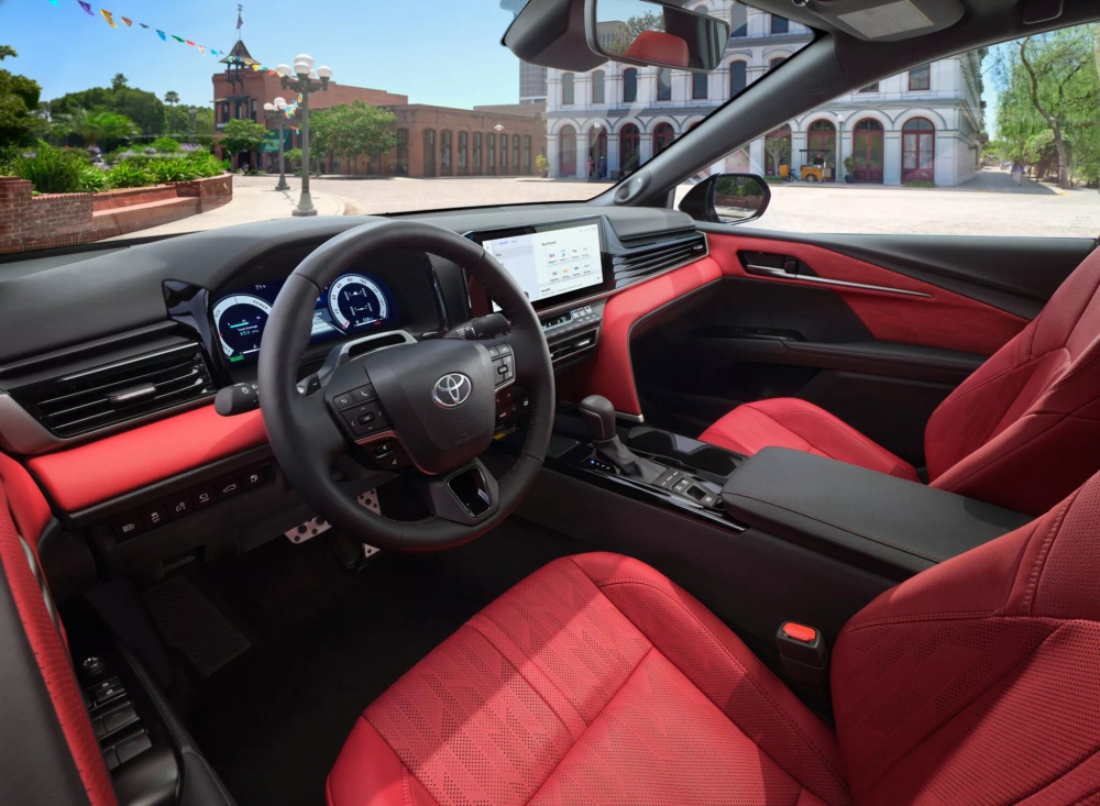Nội thất của Camry 2025 được đánh giá là có nét tương đồng với người anh em cùng nhà Toyota Crown