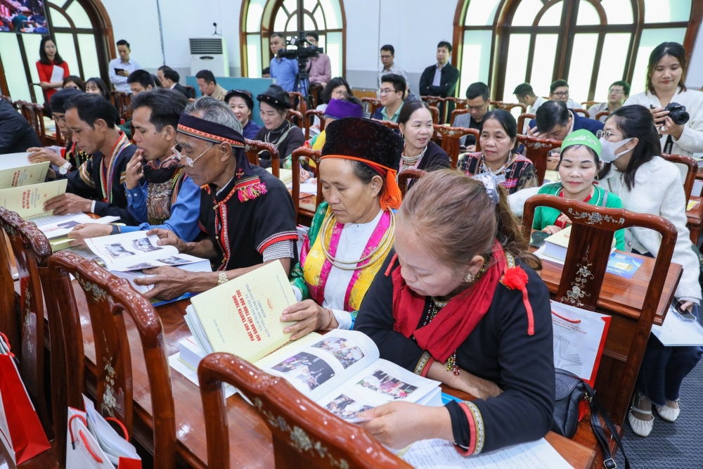  Đại biểu tham dự tìm hiểu nội dung của cuốn sách 