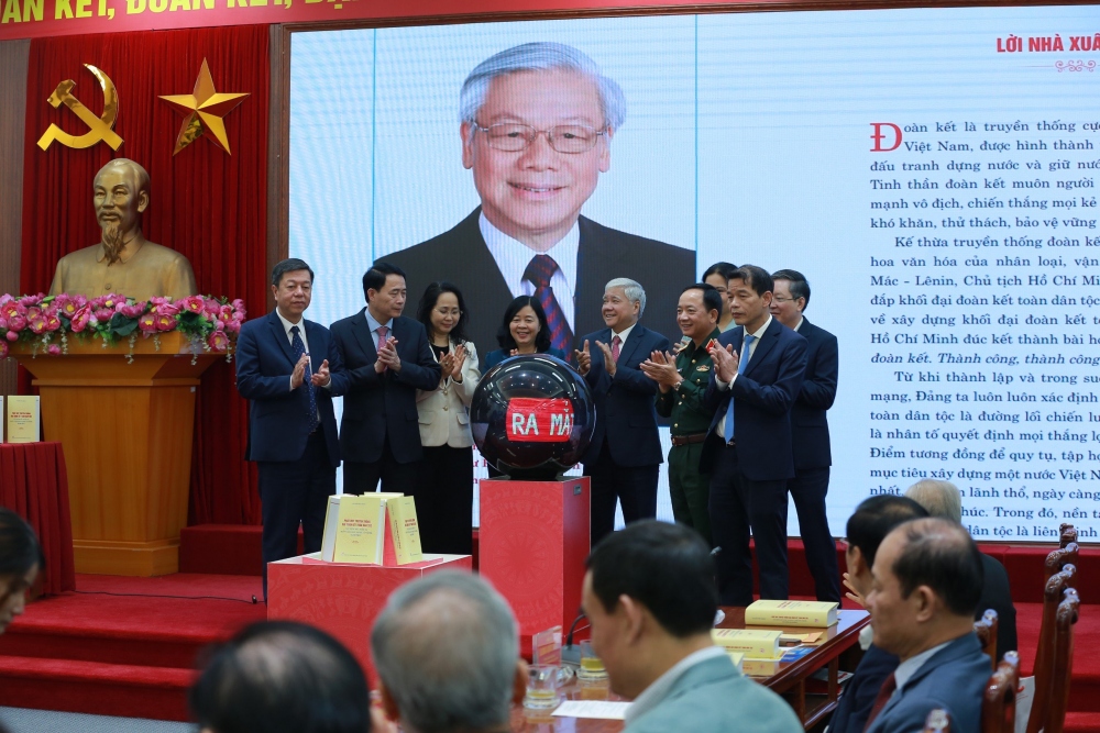 Lãnh đạo Đảng, Nhà nước, Mặt trận Tổ quốc Việt Nam bấm nút ra mắt sách