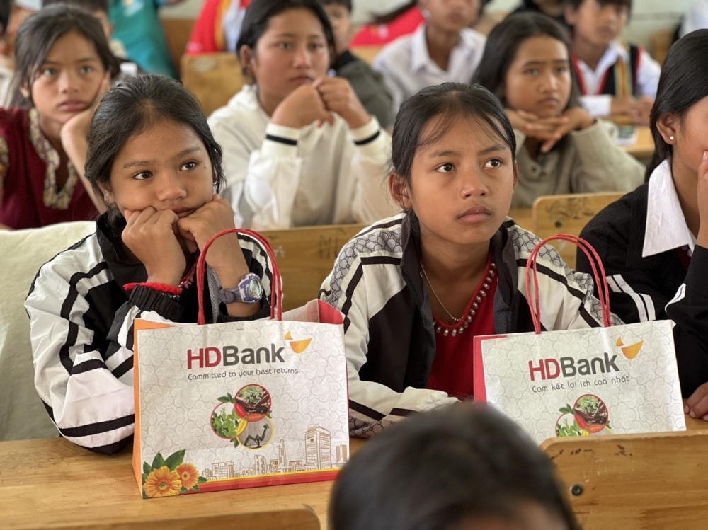 CBNV HDBank chia sẻ với bà con có hoàn cảnh khó khăn ở Kon Tum