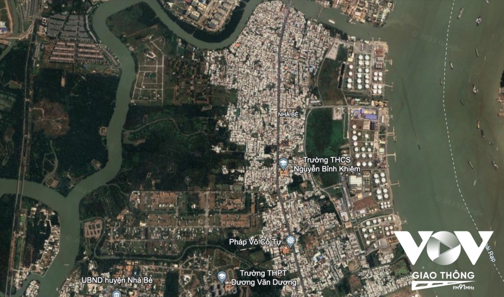 Nhà Bè là huyện ngoại thành, cách không xa trung tâm TP.HCM, nằm giữa khu đô thị hiện đại Phú Mỹ Hưng ở phía Bắc và hệ sinh thái biển - rừng ngập mặn Cần Giờ ở phía Đông Nam. Nhà Bè có điều kiện đặc thù với hệ thống sông, kênh, rạch đa dạng nên có lợi thế phát triển du lịch đường thuỷ, du lịch sinh thái, du lịch cộng đồng.