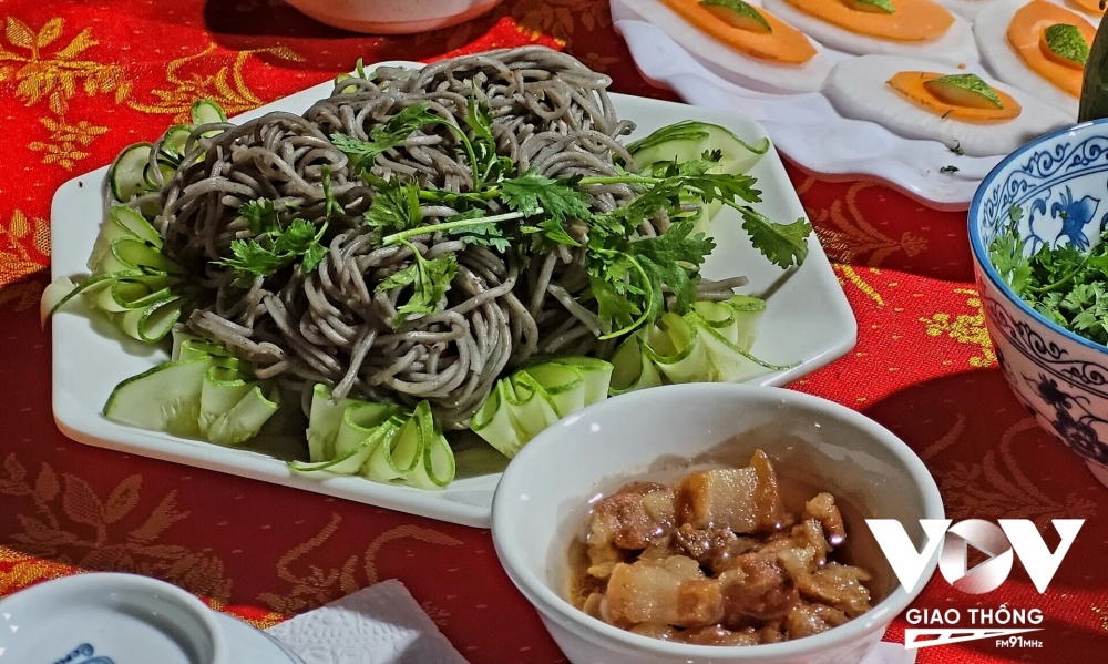 Để thưởng thức ẩm thực địa phương, du khách sẽ ghé vào một người dân, nghe kể chuyện về cuộc đời nông sân thuở xưa và ăn một bát mì “Trường dạ” do chính bàn tay của người nông dân nấu hay thưởng thức bát cháo Cối cùng mắm thắm.